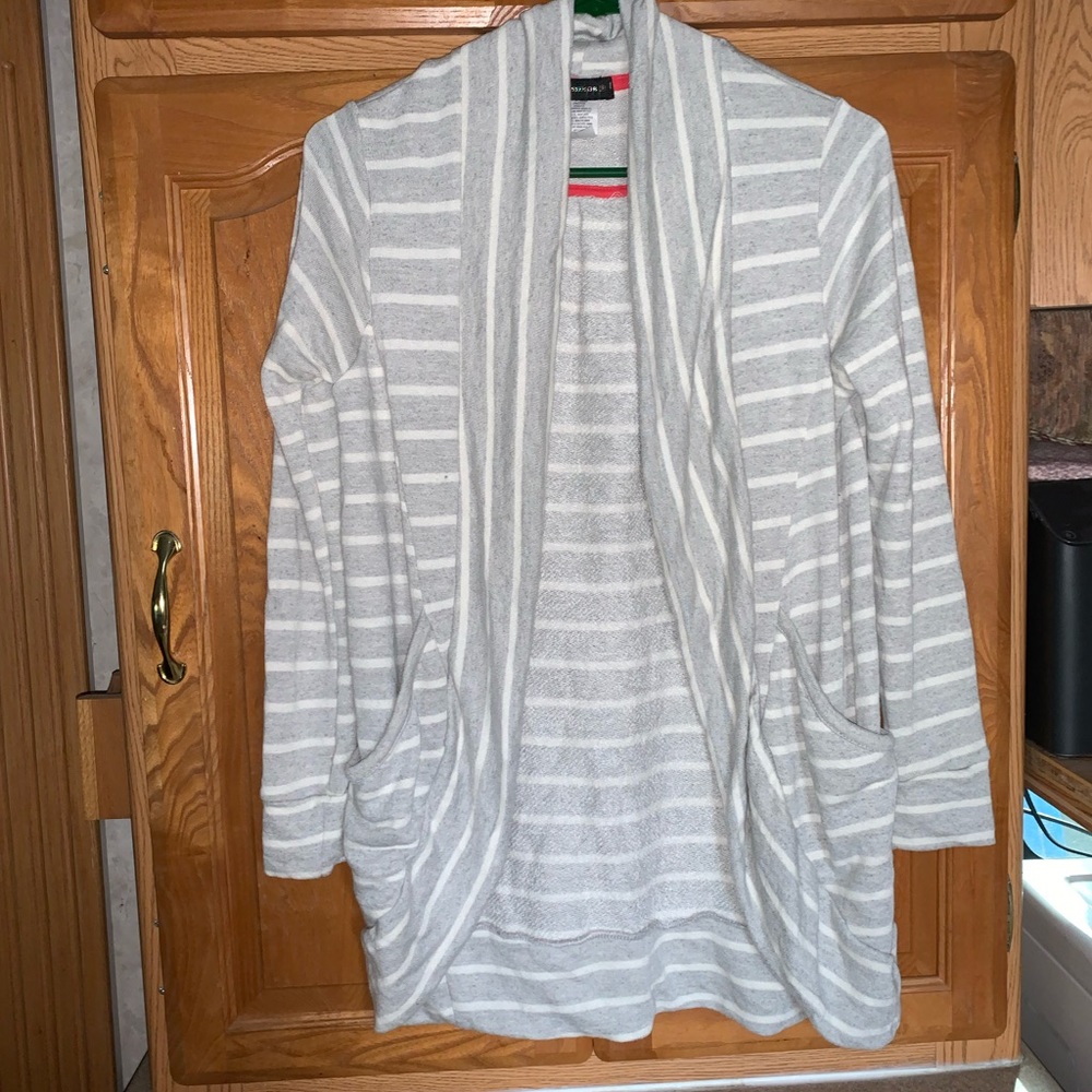 🌟2/$15 SALE Gray and White Cardigan🌟